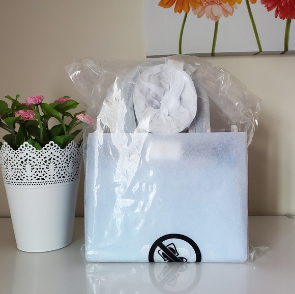 Michael Kors Tatiana Medium Messenger - Picture 3 of 14